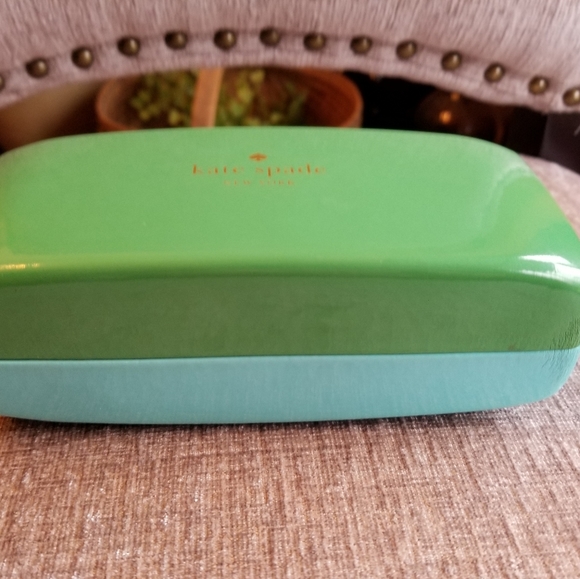 Kate Spade sunglass holder with cleaning cloth - Picture 3 of 3